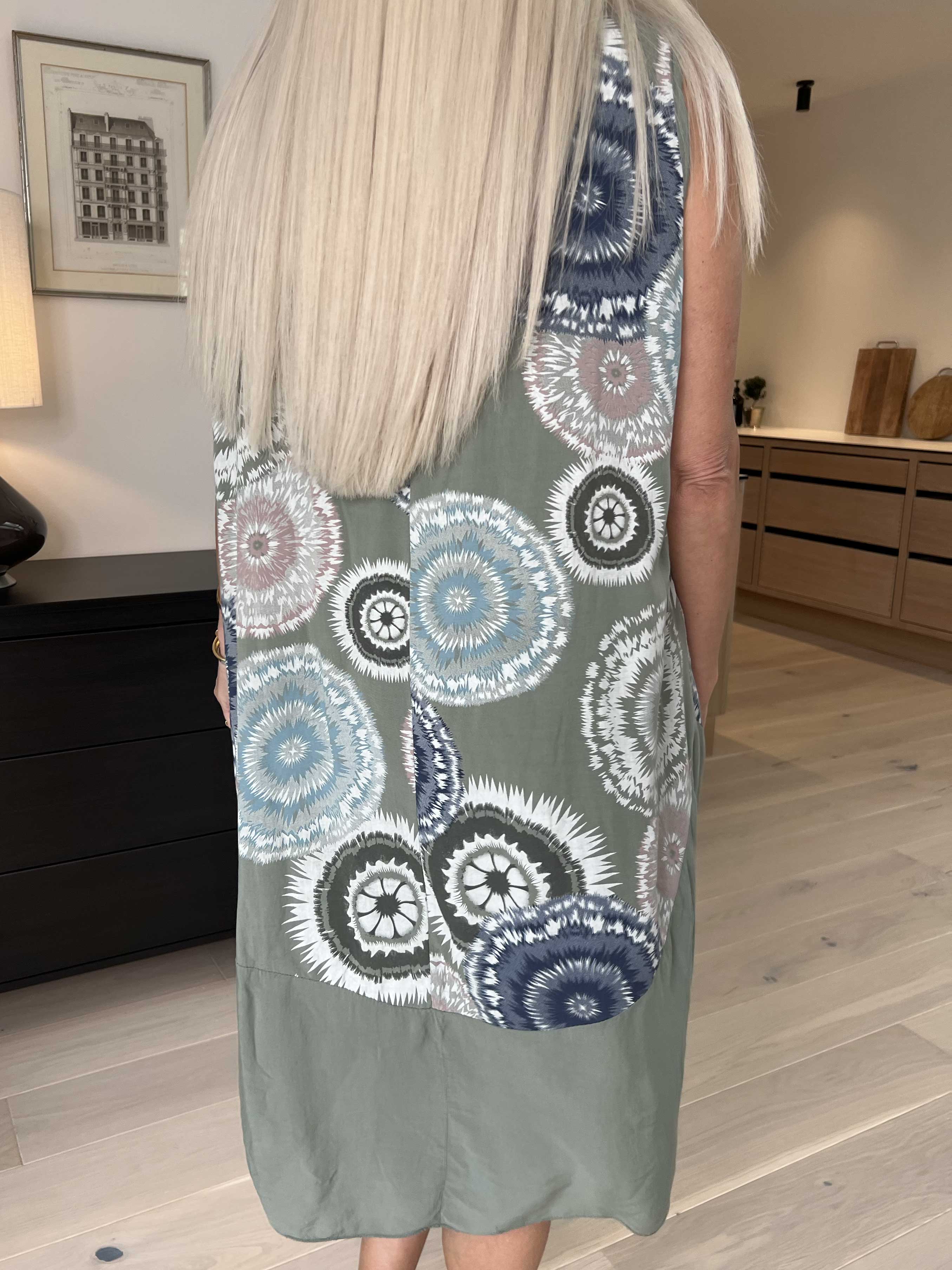 Valerie - Sommarklänning i lätt viskostyg med breda axelband